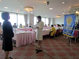 会長より目録贈呈