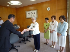 大森岡山市長に目録を贈呈する高谷前会長