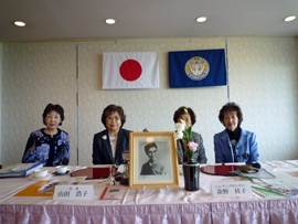 １０月例会では、千嘉代子ファウンダーガバナーを称えて写真を飾ります