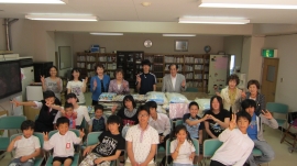贈呈の品物と子供たち、SI岡山会員
