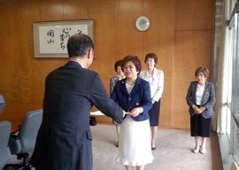 大森岡山市長から感謝状を受け取る山田会長