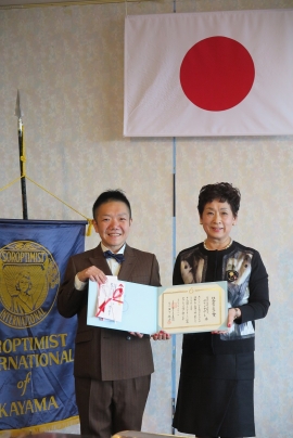 感謝状を提示する三好代表と上杉副会長