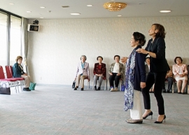 姿勢の指導を受ける会員
