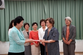 「サンフラワー基金　会長高田武子さんに贈呈する横田会長