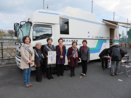 検診車の前で参加会員