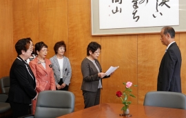市長へ目録の贈呈