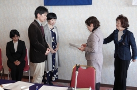 橋本会長より贈呈