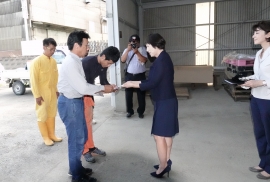 黄ニラとパクチー生産者に長野会長より支援金の贈呈