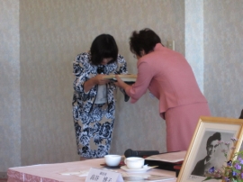 会長より新会員へ贈呈