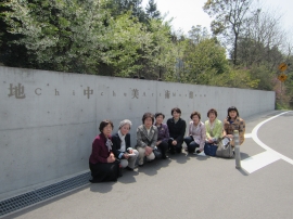 地中美術館前
