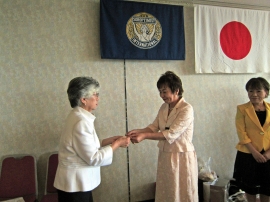 新旧会長　ピン交換