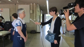 報道機関のインタビューを受ける高谷会長