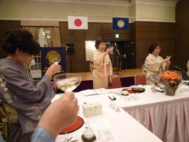 新春を寿ぎ、活発な活動を誓って乾杯