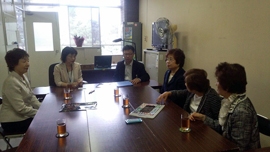 贈呈式後、岡山市担当者と今後の共同事業について話し合う会長他会員