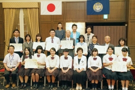 愛の基金贈呈式　集合写真