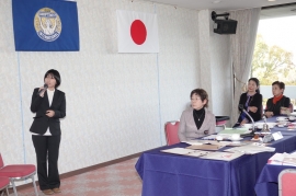 プロジェクターを使って説明をする山本ゆきさん
