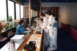 呈茶席の準備をする会員