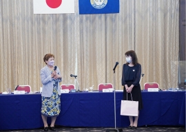 板野新会員の紹介をする安富会員