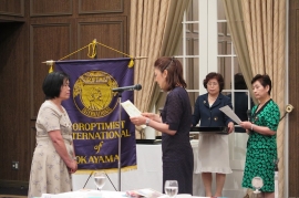 贈呈式行う委員