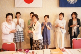 新旧会長ピン交換