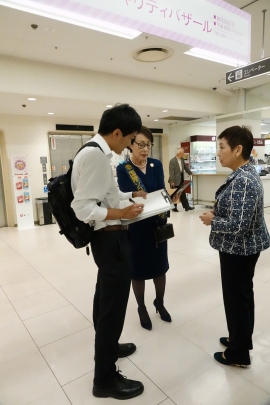 中央が山陽新聞の記者の質問に答える会長