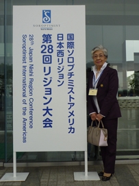 会場入り口で　高谷会長