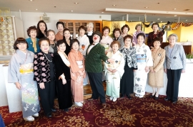 祝宴後林王子を囲んで