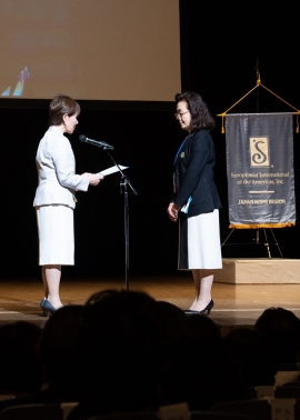 数々のガバナー賞を授与した三村会長