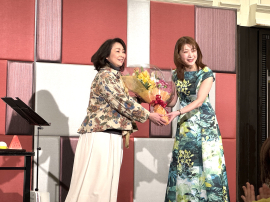 花束贈呈はSI新見の宮崎桂子会長